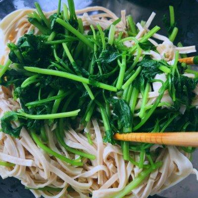 豆腐丝怎么凉拌，五香豆腐丝怎么凉拌（#我的养生日常-远离秋燥#凉拌香菜豆腐丝）