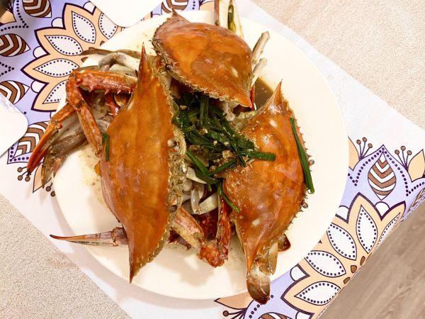 梭子蟹的家常做法，葱油梭子蟹的家常做法（新手也能做红焖梭子蟹<葱姜>）