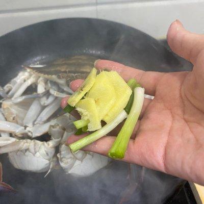 梭子蟹的家常做法，葱油梭子蟹的家常做法（新手也能做红焖梭子蟹<葱姜>）