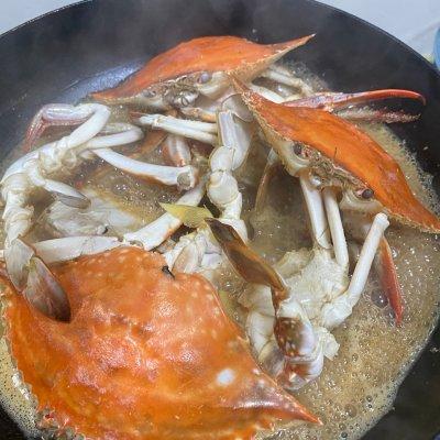 梭子蟹的家常做法，葱油梭子蟹的家常做法（新手也能做红焖梭子蟹<葱姜>）