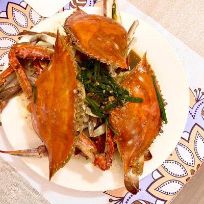 梭子蟹的家常做法，葱油梭子蟹的家常做法（新手也能做红焖梭子蟹<葱姜>）