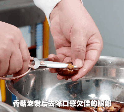 海鲜酱适合做什么菜（蚝油海鲜焖香菇开启元气满满的一天）
