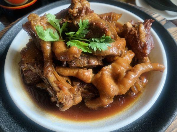 美味好吃的酱油焖鸡脚的做法，酱油鸡脚的做法大全（巨好吃的排骨焖鸡爪五分钟就能上桌的美食）