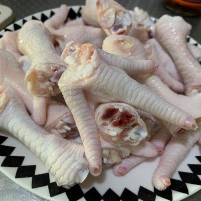 美味好吃的酱油焖鸡脚的做法，酱油鸡脚的做法大全（巨好吃的排骨焖鸡爪五分钟就能上桌的美食）