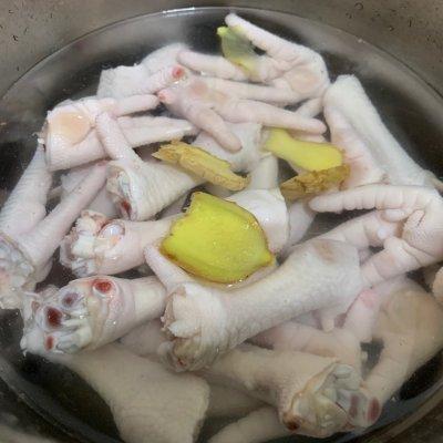 美味好吃的酱油焖鸡脚的做法，酱油鸡脚的做法大全（巨好吃的排骨焖鸡爪五分钟就能上桌的美食）