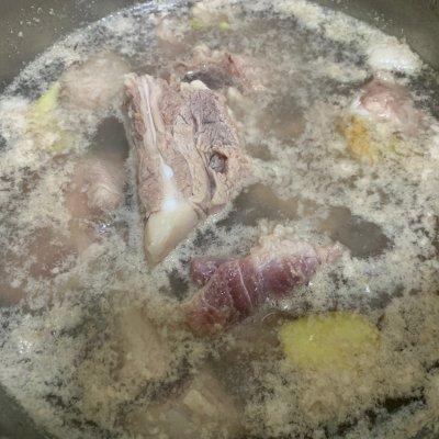 美味好吃的酱油焖鸡脚的做法，酱油鸡脚的做法大全（巨好吃的排骨焖鸡爪五分钟就能上桌的美食）