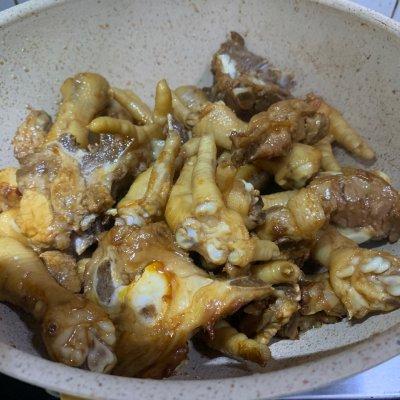美味好吃的酱油焖鸡脚的做法，酱油鸡脚的做法大全（巨好吃的排骨焖鸡爪五分钟就能上桌的美食）
