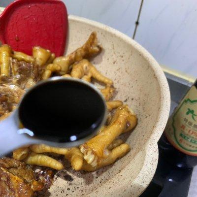 美味好吃的酱油焖鸡脚的做法，酱油鸡脚的做法大全（巨好吃的排骨焖鸡爪五分钟就能上桌的美食）