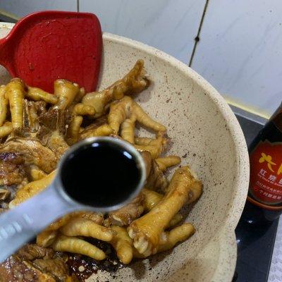 美味好吃的酱油焖鸡脚的做法，酱油鸡脚的做法大全（巨好吃的排骨焖鸡爪五分钟就能上桌的美食）