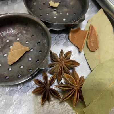 美味好吃的酱油焖鸡脚的做法，酱油鸡脚的做法大全（巨好吃的排骨焖鸡爪五分钟就能上桌的美食）