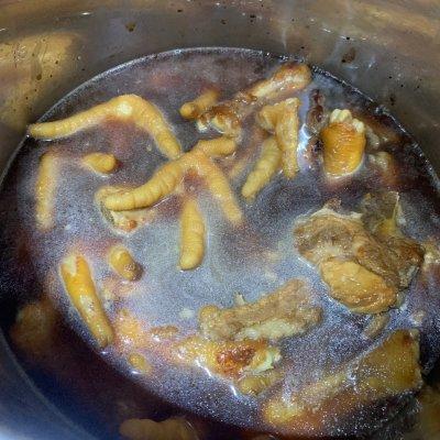 美味好吃的酱油焖鸡脚的做法，酱油鸡脚的做法大全（巨好吃的排骨焖鸡爪五分钟就能上桌的美食）