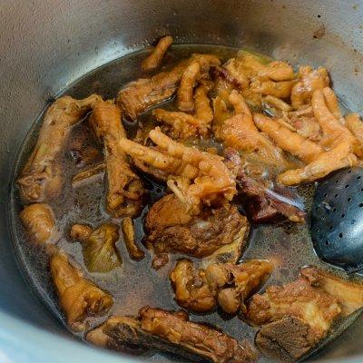 美味好吃的酱油焖鸡脚的做法，酱油鸡脚的做法大全（巨好吃的排骨焖鸡爪五分钟就能上桌的美食）