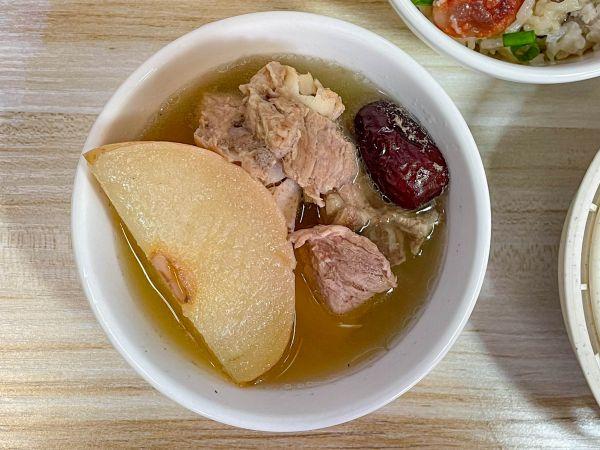 猪骨汤的功效与作用与禁忌，猪大骨汤的功效与禁忌（雪梨苹果猪骨汤五分钟就能上桌的美食）