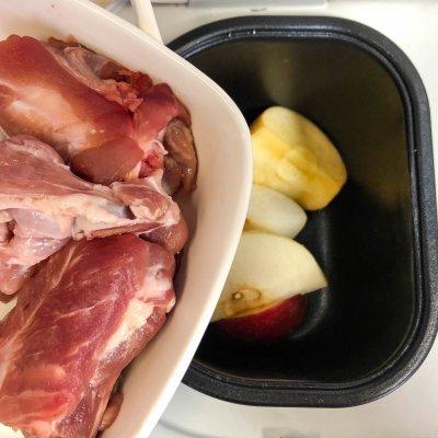 猪骨汤的功效与作用与禁忌，猪大骨汤的功效与禁忌（雪梨苹果猪骨汤五分钟就能上桌的美食）