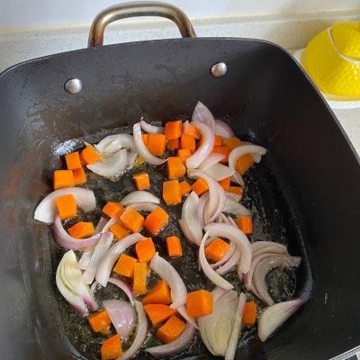 怎样做咖喱味的胡萝卜土豆炒年糕，胡萝卜土豆咖喱饭怎么做（一学就上手的快手咖喱年糕蟹）