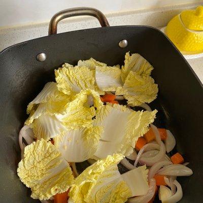 怎样做咖喱味的胡萝卜土豆炒年糕，胡萝卜土豆咖喱饭怎么做（一学就上手的快手咖喱年糕蟹）