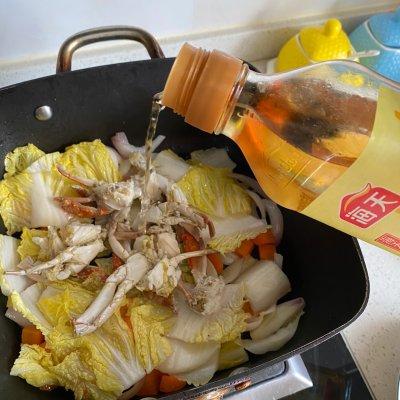 怎样做咖喱味的胡萝卜土豆炒年糕，胡萝卜土豆咖喱饭怎么做（一学就上手的快手咖喱年糕蟹）