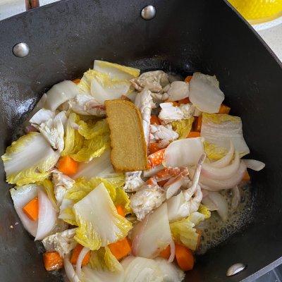 怎样做咖喱味的胡萝卜土豆炒年糕，胡萝卜土豆咖喱饭怎么做（一学就上手的快手咖喱年糕蟹）