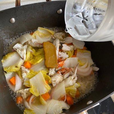 怎样做咖喱味的胡萝卜土豆炒年糕，胡萝卜土豆咖喱饭怎么做（一学就上手的快手咖喱年糕蟹）