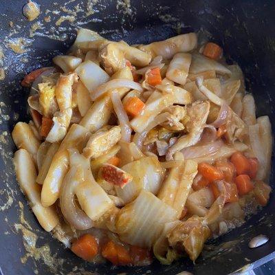 怎样做咖喱味的胡萝卜土豆炒年糕，胡萝卜土豆咖喱饭怎么做（一学就上手的快手咖喱年糕蟹）