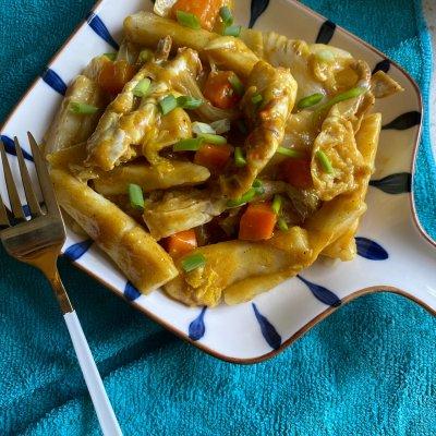 怎样做咖喱味的胡萝卜土豆炒年糕，胡萝卜土豆咖喱饭怎么做（一学就上手的快手咖喱年糕蟹）