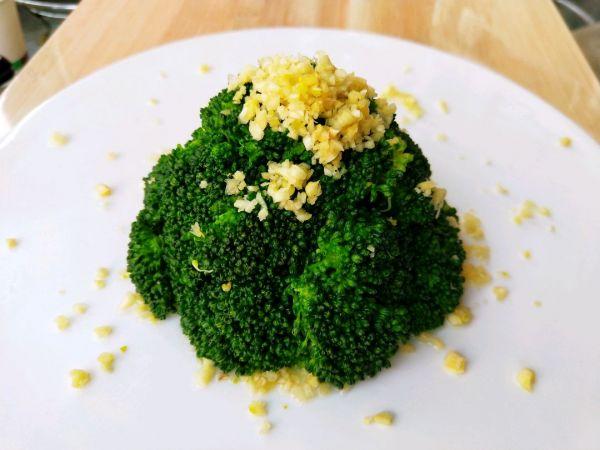 蒜蓉浇汁西兰花，蒜蓉西兰花的汁怎么做（蒜蓉西蓝花中午刚做完）