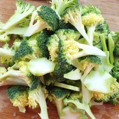 蒜蓉浇汁西兰花，蒜蓉西兰花的汁怎么做（蒜蓉西蓝花中午刚做完）