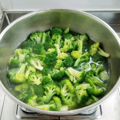 蒜蓉浇汁西兰花，蒜蓉西兰花的汁怎么做（蒜蓉西蓝花中午刚做完）