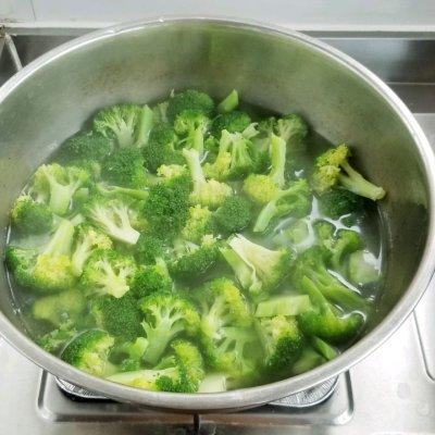 蒜蓉浇汁西兰花，蒜蓉西兰花的汁怎么做（蒜蓉西蓝花中午刚做完）