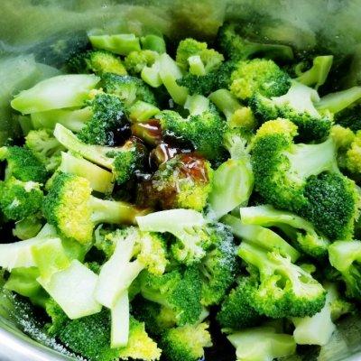 蒜蓉浇汁西兰花，蒜蓉西兰花的汁怎么做（蒜蓉西蓝花中午刚做完）