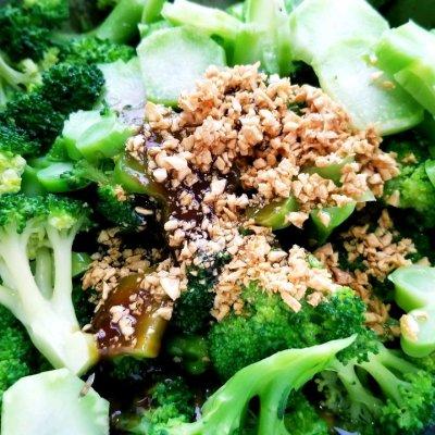 蒜蓉浇汁西兰花，蒜蓉西兰花的汁怎么做（蒜蓉西蓝花中午刚做完）