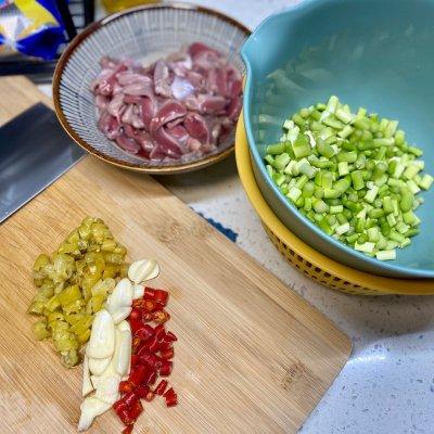 辣爆鸡胗怎么做如何做好吃，爆炒辣鸡胗的做法（十分钟快手菜爽脆双椒鸡胗）