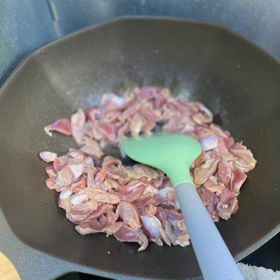 辣爆鸡胗怎么做如何做好吃，爆炒辣鸡胗的做法（十分钟快手菜爽脆双椒鸡胗）