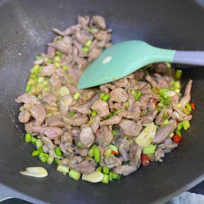 辣爆鸡胗怎么做如何做好吃，爆炒辣鸡胗的做法（十分钟快手菜爽脆双椒鸡胗）