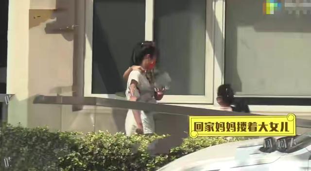 马伊琍独自带两女儿医院就医，爸爸文章近况尽显憔悴，令人唏嘘