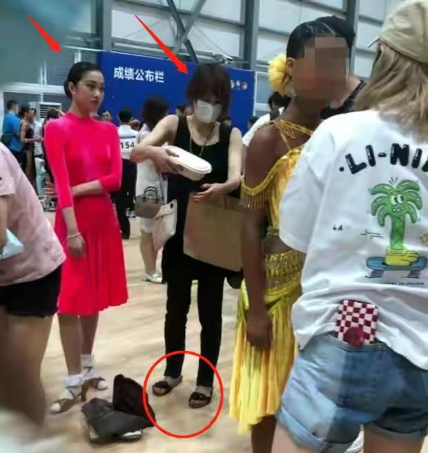 马伊琍独自带两女儿医院就医，爸爸文章近况尽显憔悴，令人唏嘘