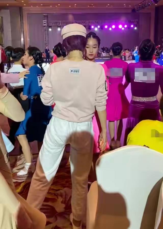马伊琍独自带两女儿医院就医，爸爸文章近况尽显憔悴，令人唏嘘