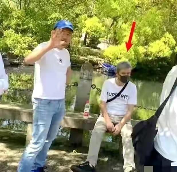 马伊琍独自带两女儿医院就医，爸爸文章近况尽显憔悴，令人唏嘘