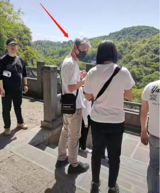 马伊琍独自带两女儿医院就医，爸爸文章近况尽显憔悴，令人唏嘘