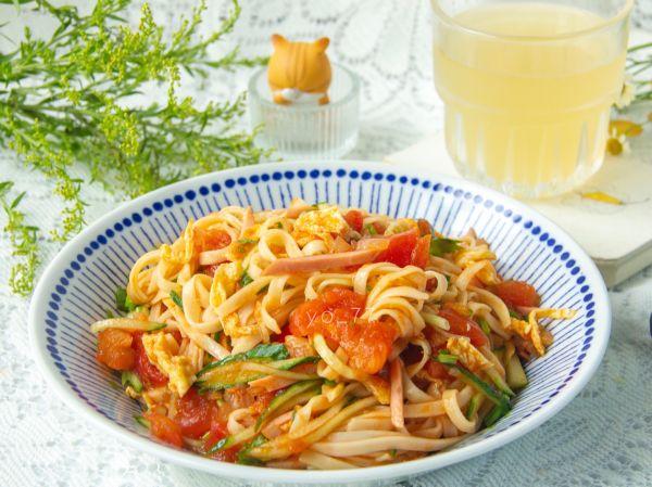 番茄洋葱酱拌面的家常做法，西红柿洋葱拌面的做法大全（#一周减脂不重样#消暑番茄火腿凉拌面）