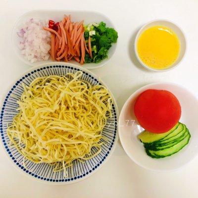 番茄洋葱酱拌面的家常做法，西红柿洋葱拌面的做法大全（#一周减脂不重样#消暑番茄火腿凉拌面）