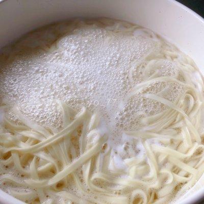 番茄洋葱酱拌面的家常做法，西红柿洋葱拌面的做法大全（#一周减脂不重样#消暑番茄火腿凉拌面）