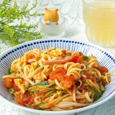 番茄洋葱酱拌面的家常做法，西红柿洋葱拌面的做法大全（#一周减脂不重样#消暑番茄火腿凉拌面）