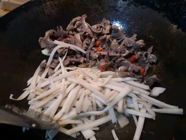 酸笋炒什么好吃，酸笋怎么炒才好吃（#巨下饭的家常菜#酸笋炒鸡胗）