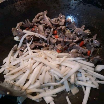 酸笋炒什么好吃，酸笋怎么炒才好吃（#巨下饭的家常菜#酸笋炒鸡胗）
