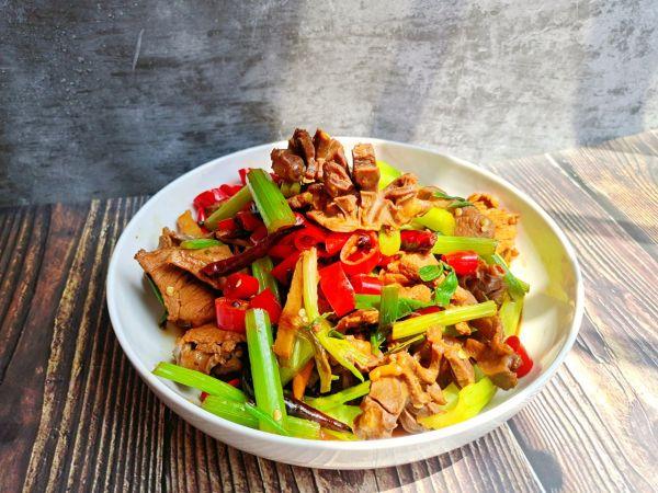 芹菜炒鸡胗，芹菜炒牛肉的做法（#巨下饭的家常菜#香辣鸡胗炒小芹菜\u0026巨下饭系列）