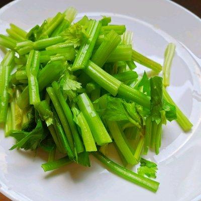 芹菜炒鸡胗，芹菜炒牛肉的做法（#巨下饭的家常菜#香辣鸡胗炒小芹菜\u0026巨下饭系列）