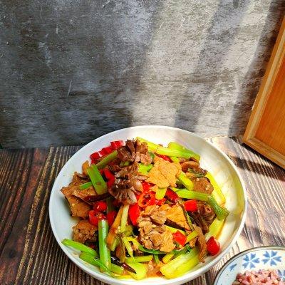 芹菜炒鸡胗，芹菜炒牛肉的做法（#巨下饭的家常菜#香辣鸡胗炒小芹菜\u0026巨下饭系列）
