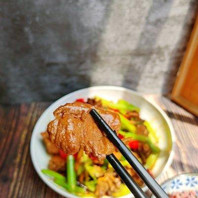 芹菜炒鸡胗，芹菜炒牛肉的做法（#巨下饭的家常菜#香辣鸡胗炒小芹菜\u0026巨下饭系列）