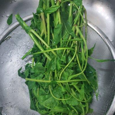 香椿炒鸡蛋怎么炒，香椿怎么做好吃（#巨下饭的家常菜#如何在一年四季吃上鲜香美味的香椿炒鸡蛋）